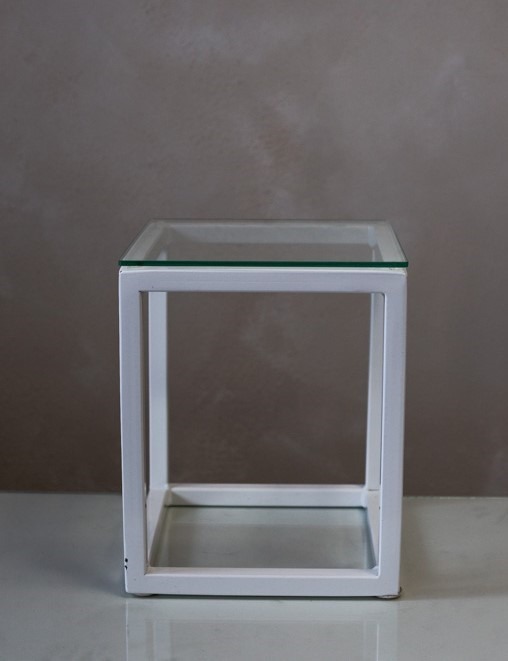 Valge metall-postament Merila S