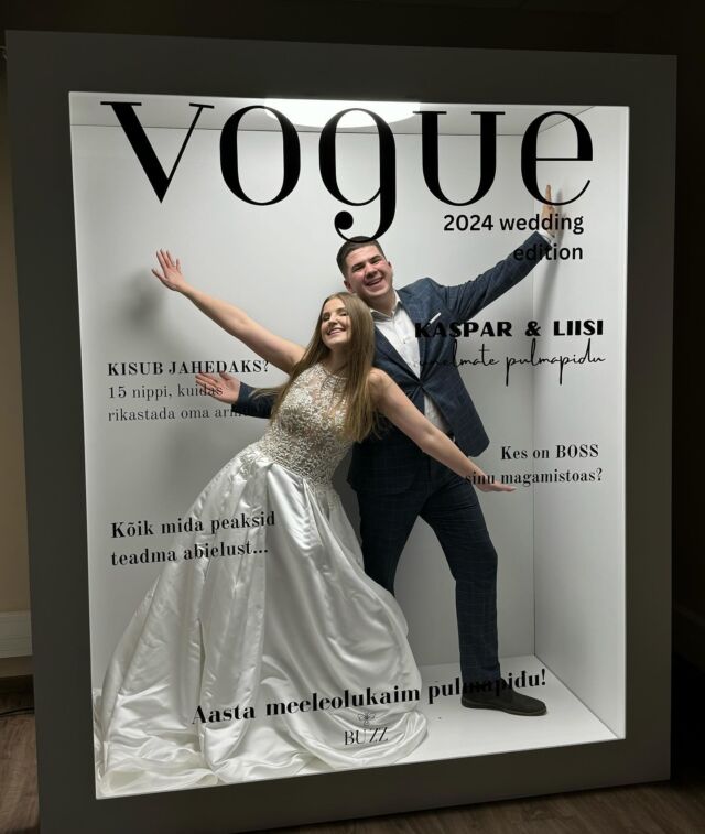 ✨ SINU PIDU ESIKAANELE! ✨
Magazine box on jõudnud NÜÜD KA EESTISSE! 
Sinu peol saavad kõik külalised tunda end kui esikaanestaarid! 💫🤩

Paketti kuulub: valgustatud box, Sinu peo jaoks kujutatud kleebised, paigaldus ja transport.

Pildil on inspiratsiooni saadud maailmakuulsast moeajakirjast Vogue, kuid oma esikaane kujundad Sa ise! 📸

Võta meiega ühendust aadressil info@buzz.ee ja broneeri oma magazine box juba täna! 💌

TÄHELEPANU! Tegemist on sõltuvust tekitava toote ja teenusega, enne kasutamist konsulteerida Buzzi tiimiga! 😉