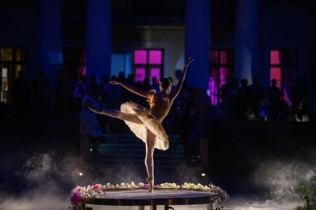 Mängutoosi ainulaadne etendus ühendab baleriini graatsia ja tuletantsija jõu tuues Sinuni maagilise kogemuse. ✨🩰
Balleti ja tuletantsu võrratu harmoonia loovad unustamatu show Sinu sündmusele! 🔥

Kui Su soov on kogeda midagi ainulaadset, siis oleme päringu kaugusel info@buzz.ee 😉